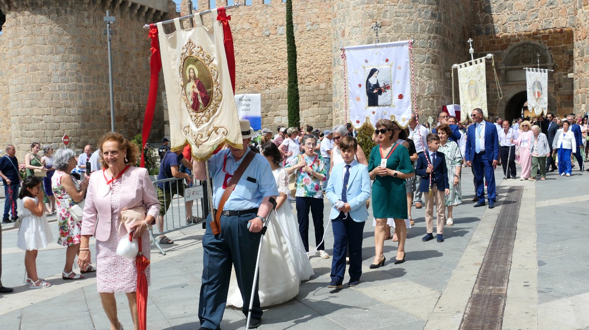 Procesión del Corpus Christi en Ávila a su paso por el Mercado Grande.
