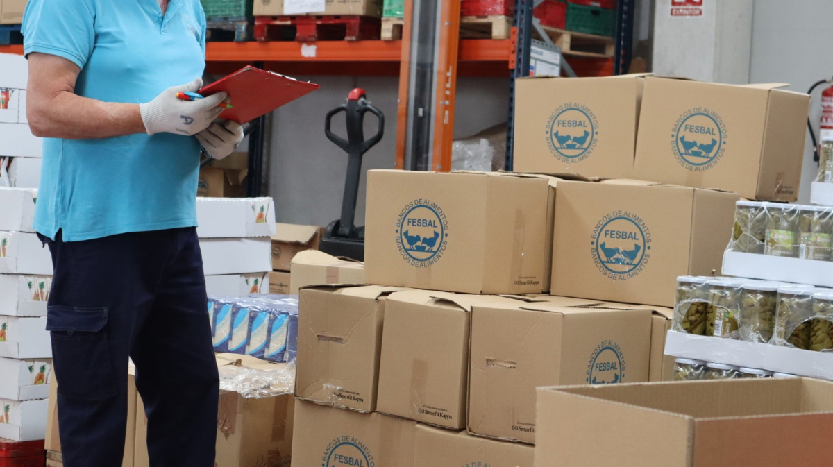 Trabajadores preparando el reparto del Banco de Alimentos