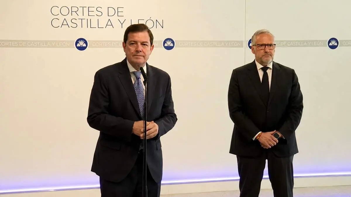 Alfonso Fern&aacute;ndez Ma&ntilde;ueco y Carlos Poll&aacute;n presentan el acuerdo de Gobierno en las Cortes.