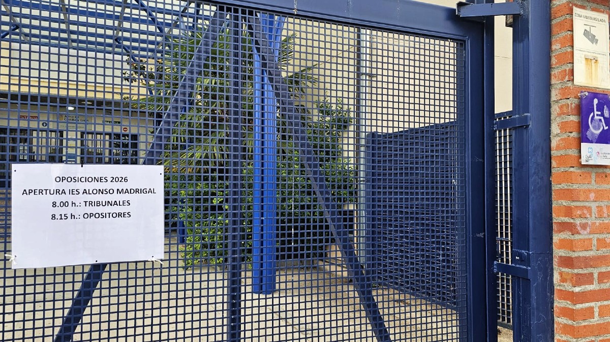 Acceso al IES Alonso de Madrigal en la ma&ntilde;ana del s&aacute;bado.