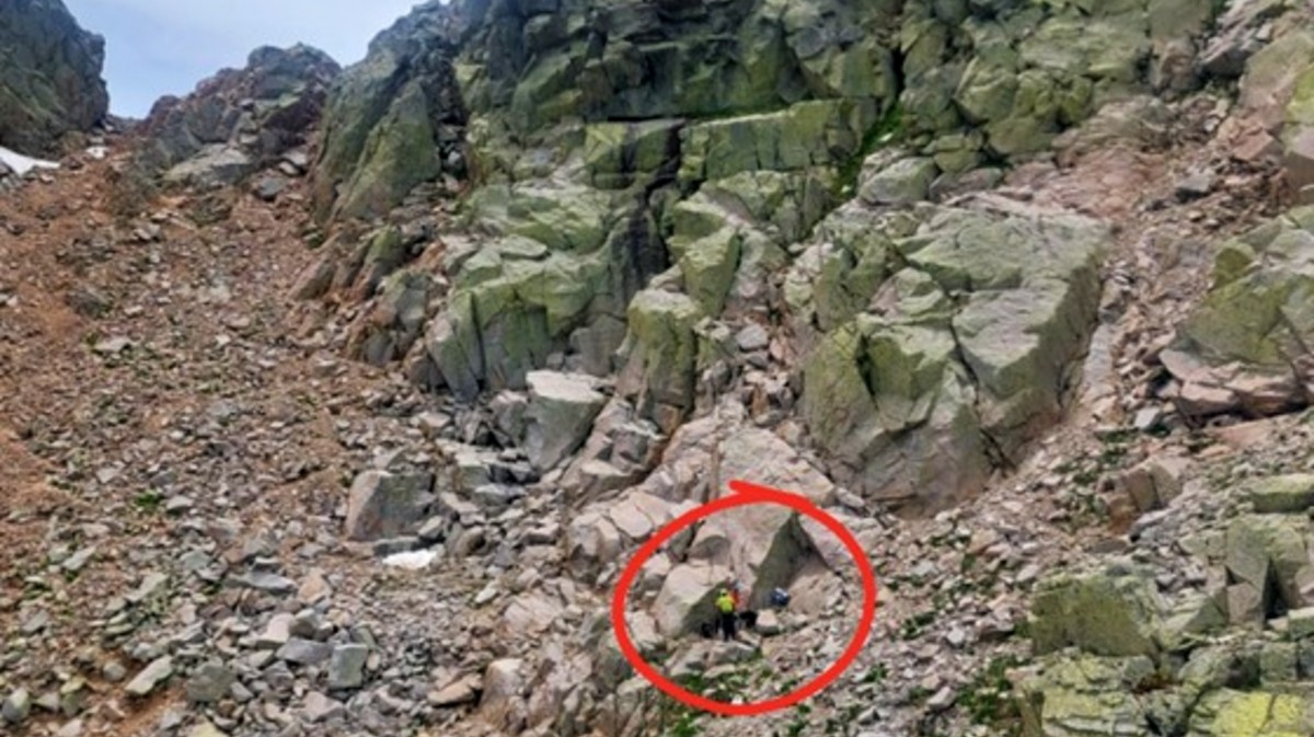Rescate de una monta&ntilde;era enriscada en el pico Almanzir.