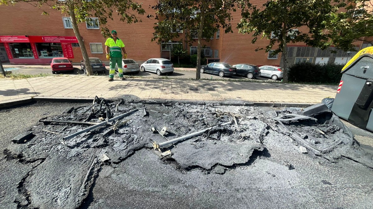 Contenedores quenados en la avenida Rodr&iacute;guez Sahag&uacute;n.