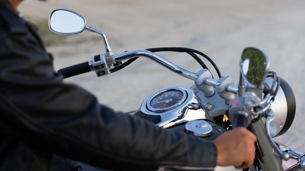 Detenido un motorista con dos órdenes judiciales cuando conducía hablando por teléfono