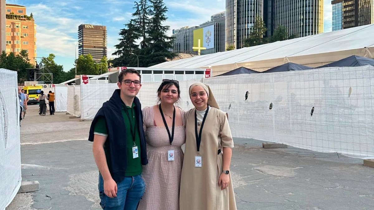 Tres j&oacute;venes de &Aacute;vila en la vigilia juvenil del papa Le&oacute;n XIV.