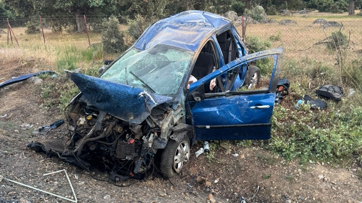 Estado en el que qued&oacute; el veh&iacute;culo accidentado en la AV-500. Foto: @EmergenciaAvila.