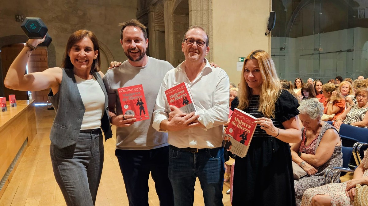 Los autores Boticaria Garc&iacute;a y Javier Butrague&ntilde;o; el concejal de Cultura, &Aacute;ngel S&aacute;nchez, y Gemma Orgaz, coordinadora del ciclo 'De libros y letras'.