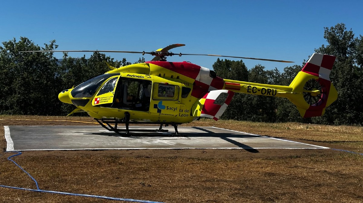 Helic&oacute;ptero sanitario en Piedralaves tras las obras en la base.