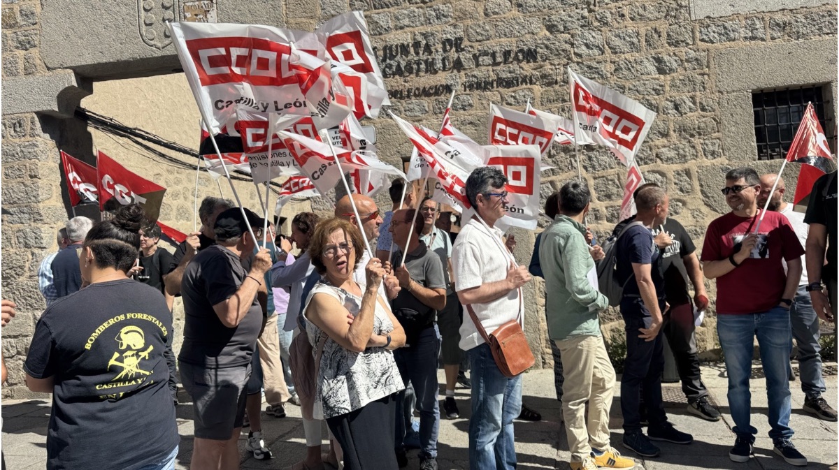 Agentes medioambientales concentrados frente a la delegaci&oacute;n de la Junta