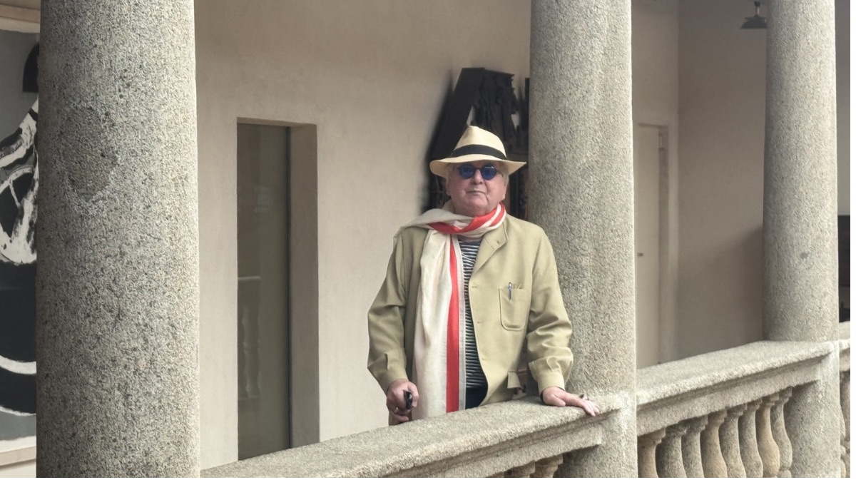 El escritor Luis Antonio de Villena en el palacio de Los Serrano