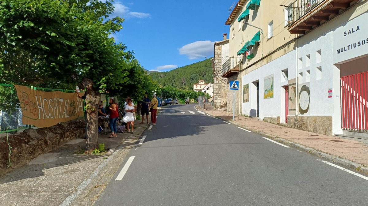 Miembros de la plataforma en Santa Cruz del Valle, frente al local que el Ayuntamiento no cedi&oacute; para un acto.