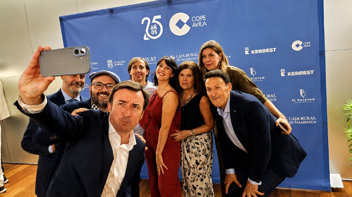 El consejero delegado de &Aacute;bside Media, Javier Visiers, se hace un selfi con la plantilla de Cope &Aacute;vila.