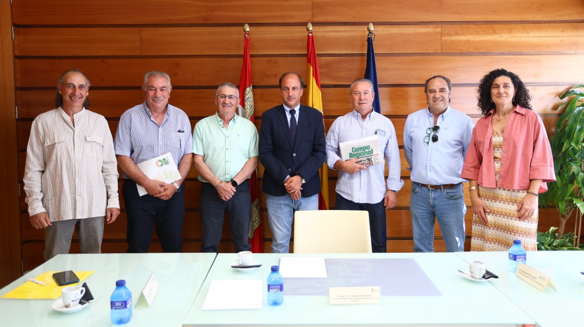 El consejero de Agricultura con las organizaciones agrarias.