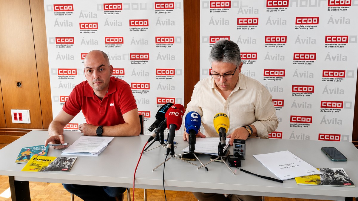 Los representantes de CCOO analizan la campa&ntilde;a contra incendios.