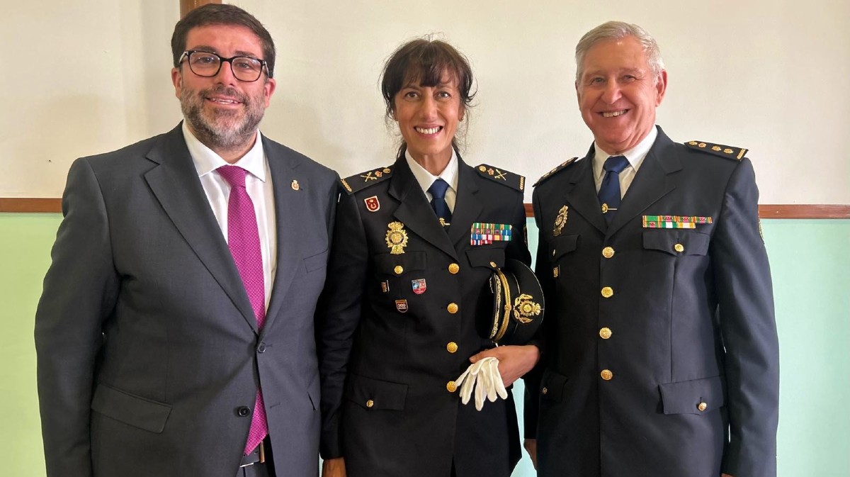Mar&iacute;a Teresa Herr&aacute;ez. jefa de la Polic&iacute;a en el Pa&iacute;s Vasco, junto al alcalde de &Aacute;vila y a su esposo.