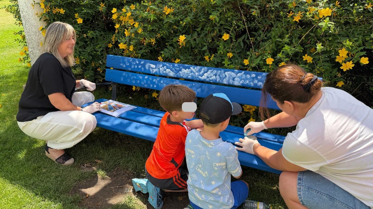 Pintura de un "banco de la amistad" en el parque de los Patos.
