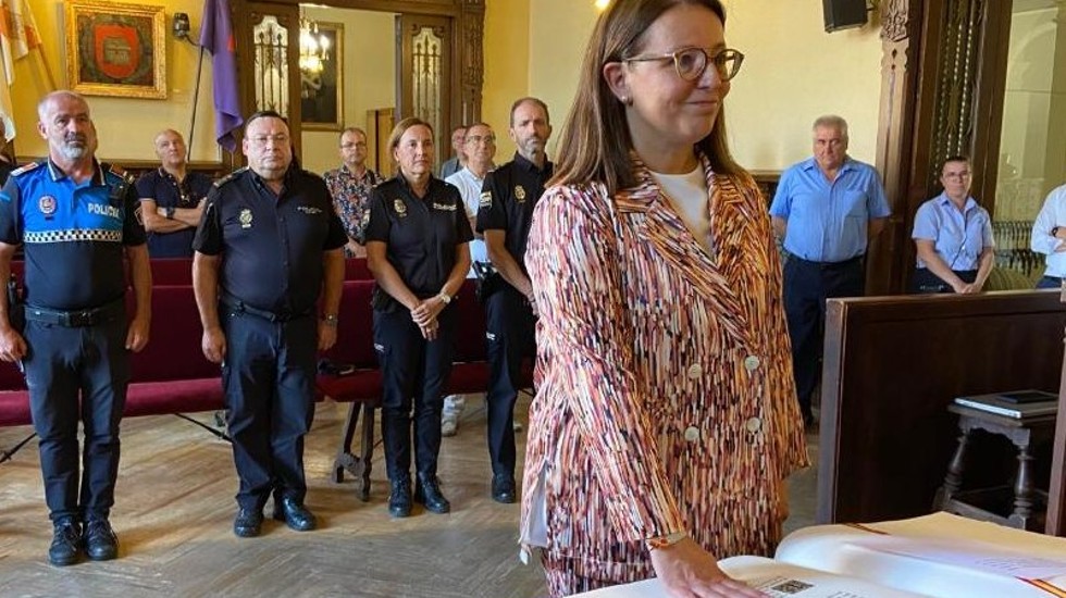 Teresa Garc&iacute;a Avil&eacute;s en su toma de posesi&oacute;n como concejal en 2024.