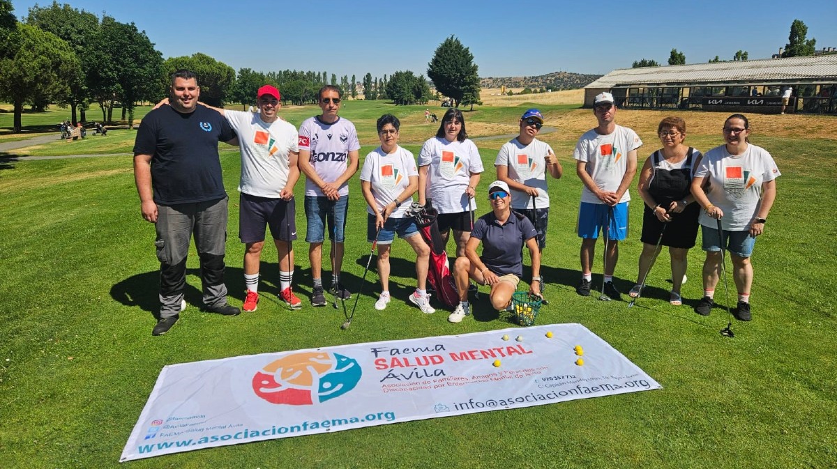 Francisco Javier San Segundo y Marta Mu&ntilde;oz con los alumnos de golf.