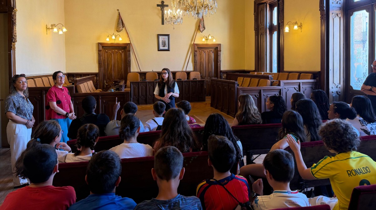 Alumnos de Portugal y del Colegio Duperier en el Ayuntamiento de &Aacute;vila.