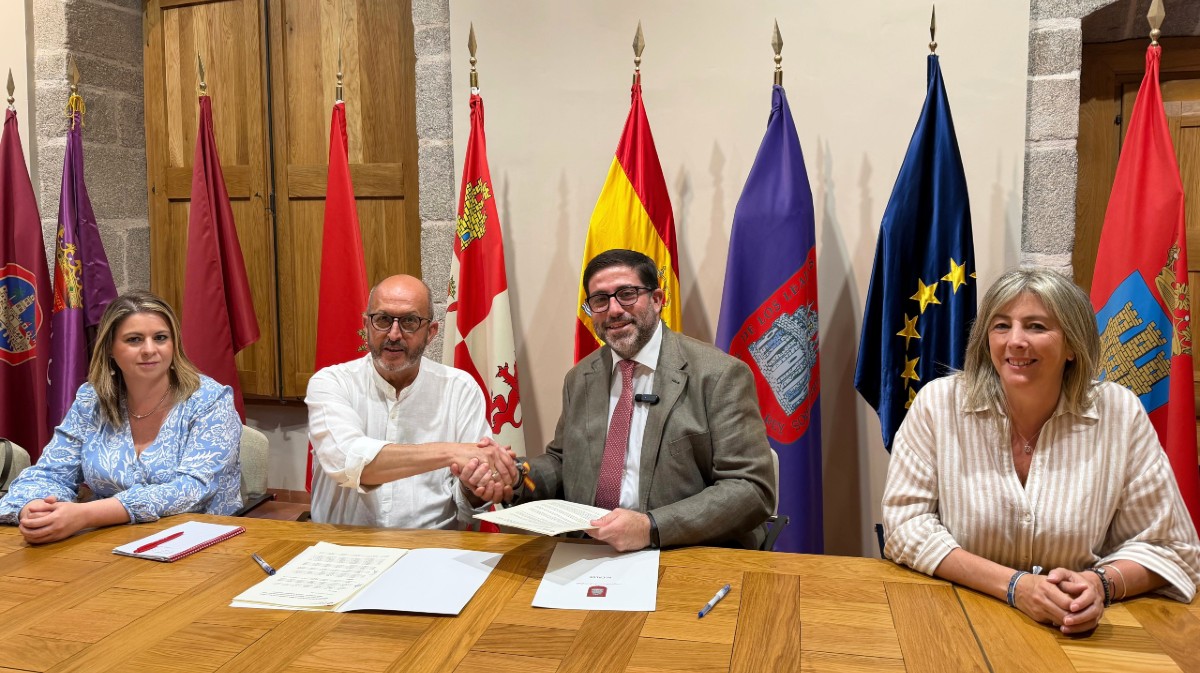 Renovaci&oacute;n del convenio entre el Ayuntamiento de &Aacute;vila y C&aacute;ritas para el Hogar Santa Teresa.
