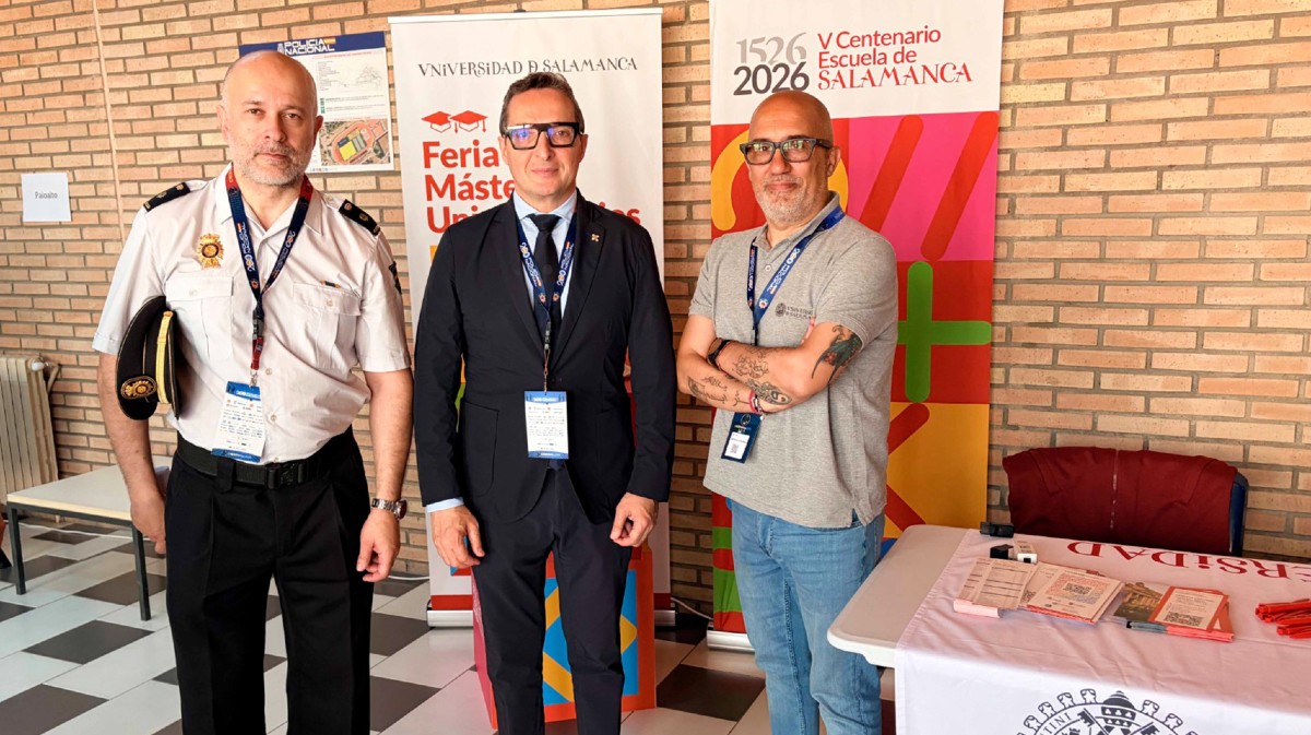 El rector de la USAL en el estand de la universidad en el Congreso de Seguridad Digital.