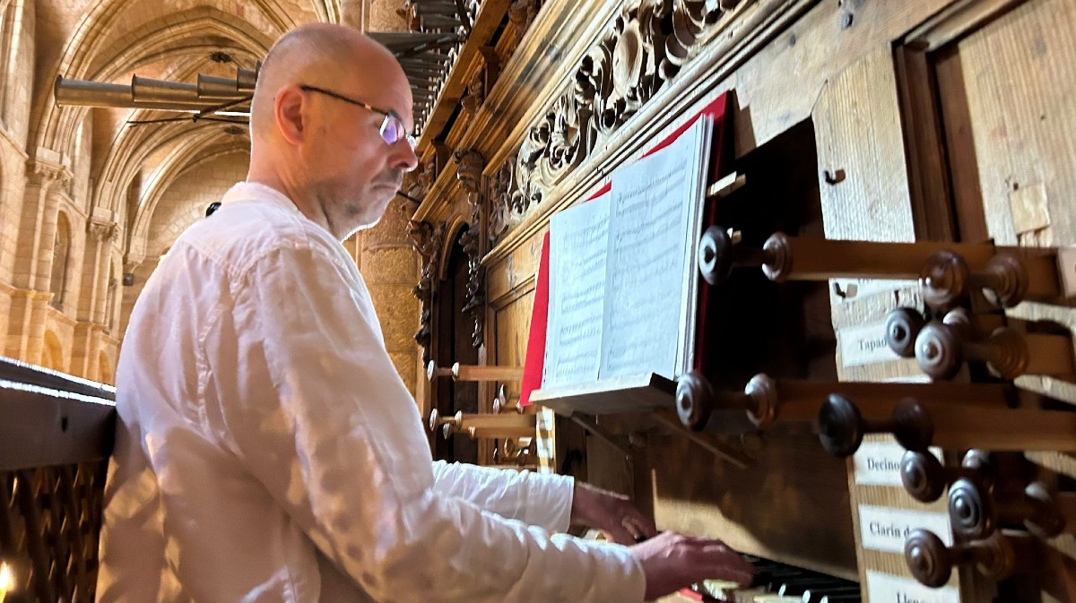 El organista polaco Radosław Marzec en la bas&iacute;lica de San Vicente.