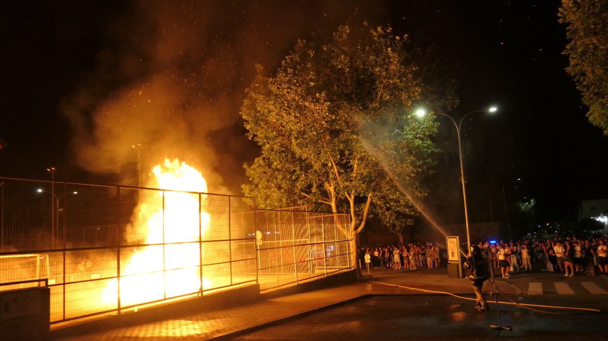 VÍDEO y FOTOS | La multitudinaria hoguera de San Juan ilumina una noche de deseos