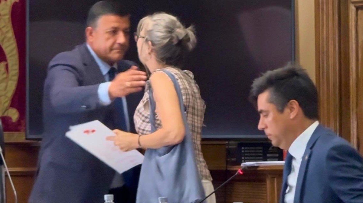 Mar&iacute;a Carmen Iglesias se despide del presidente de la Diputaci&oacute;n de &Aacute;vila.
