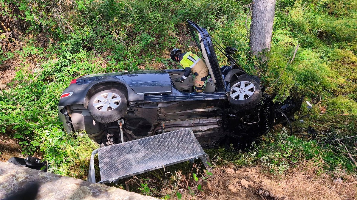 Cuatro heridos, entre ellos dos menores, al caer un vehículo por un terraplén