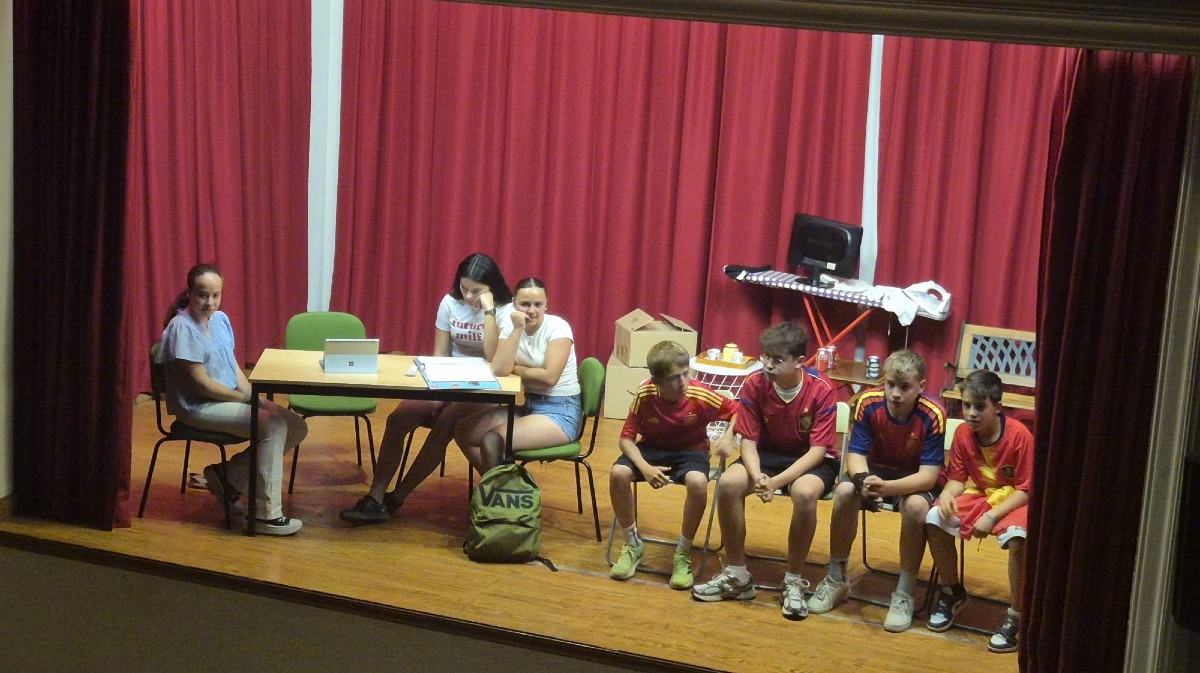 Representaci&oacute;n teatral en el Colegio Divina Pastora.