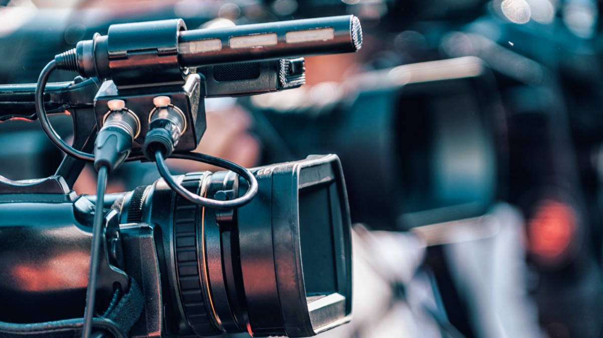 C&aacute;maras de televisi&oacute;n en una comparecencia de prensa.