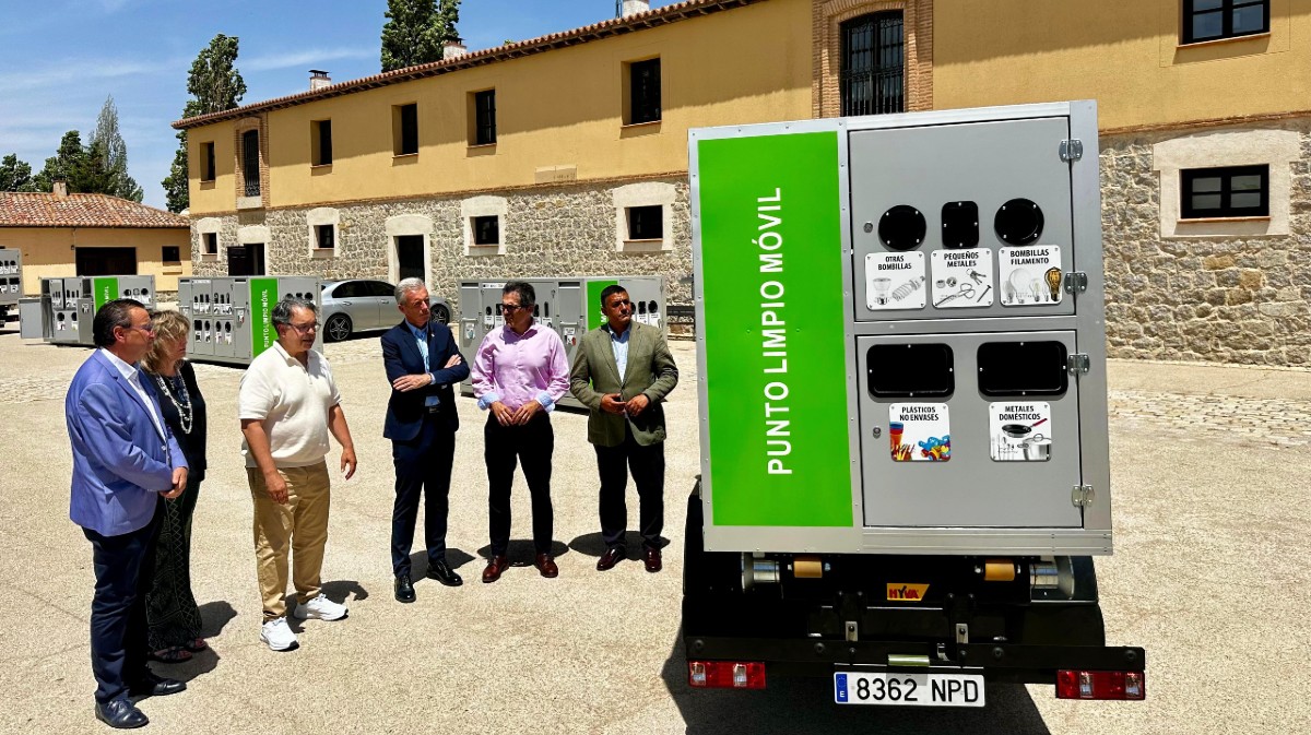 Entrega de puntos limpios para los municipios de la provincia.