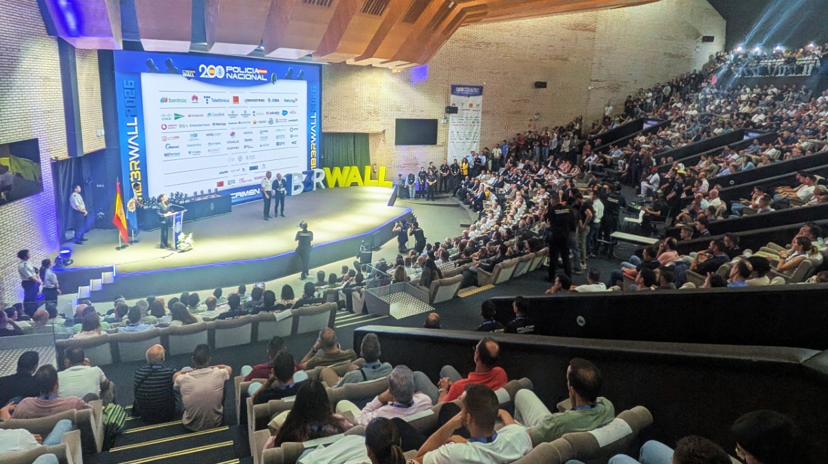 C1b3rwall muestra el “firme compromiso” de la Policía Nacional con la 