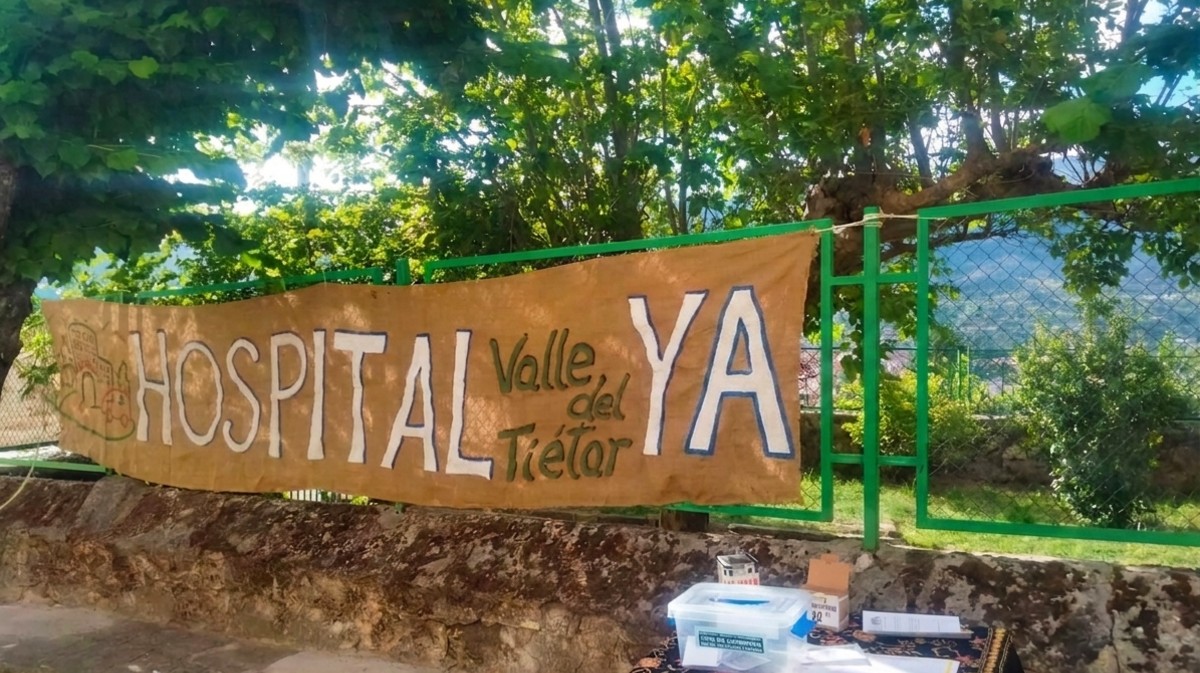 Pancarta de la Plataforma por el Hospital en Santa Cruz de Pinares.