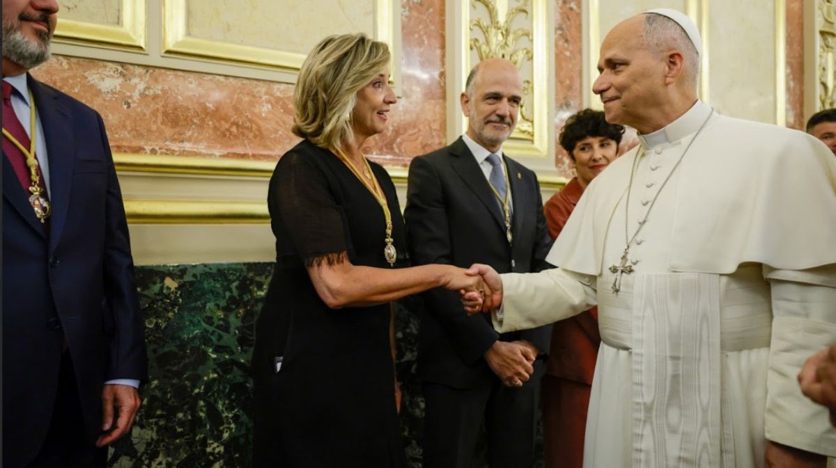 Alicia Garc&iacute;a saludando al papa Le&oacute;n XIV