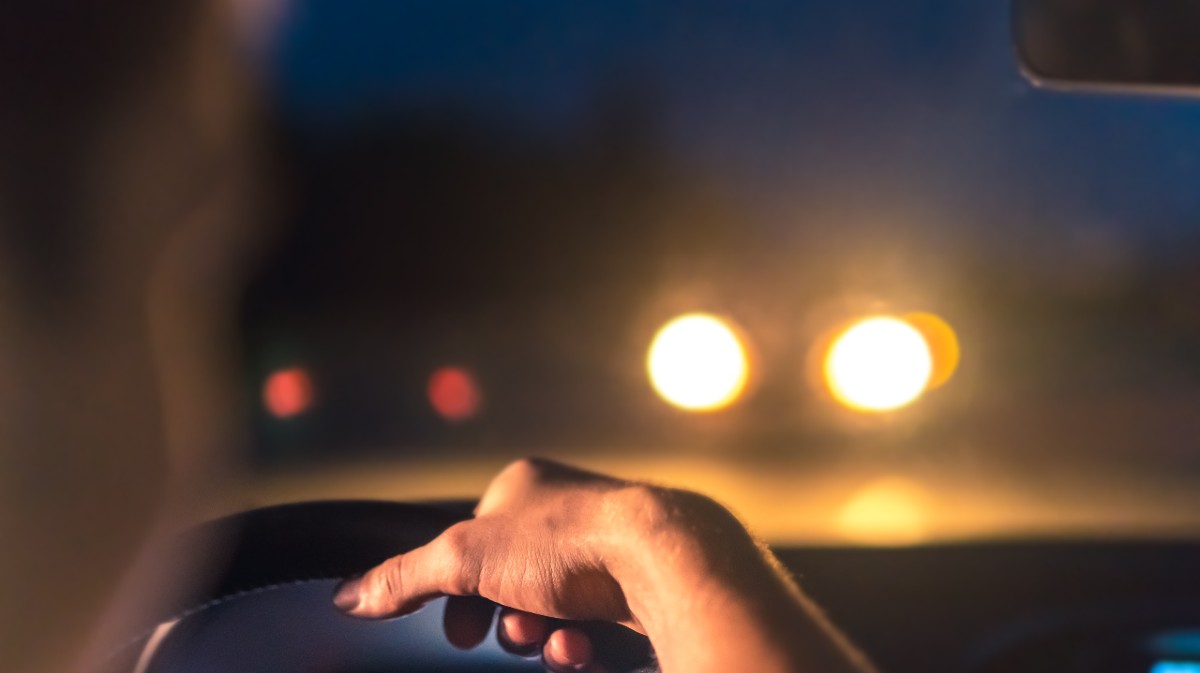 Al volante deslumbra otros vehículos y da positivo en alcoholemia