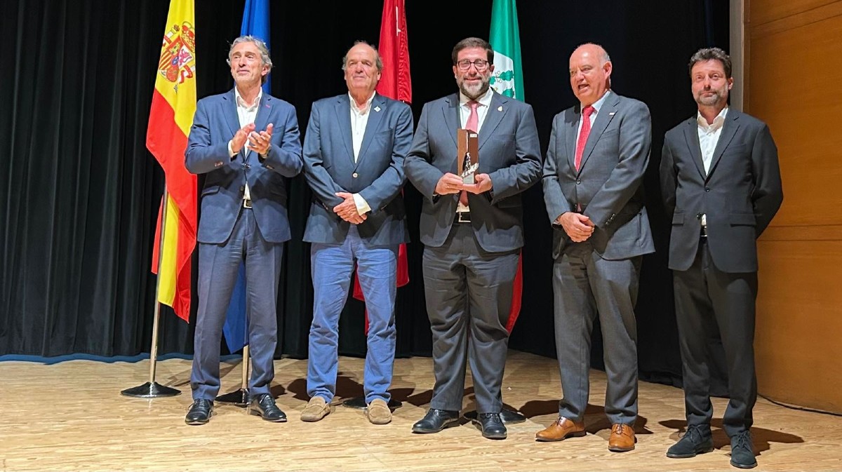 El alcalde de &Aacute;vila recibe la 'Escoba de platino'.