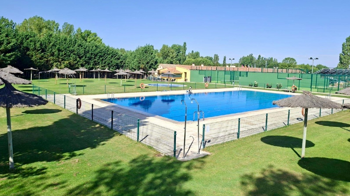 Pisicina de Natur&aacute;vila.