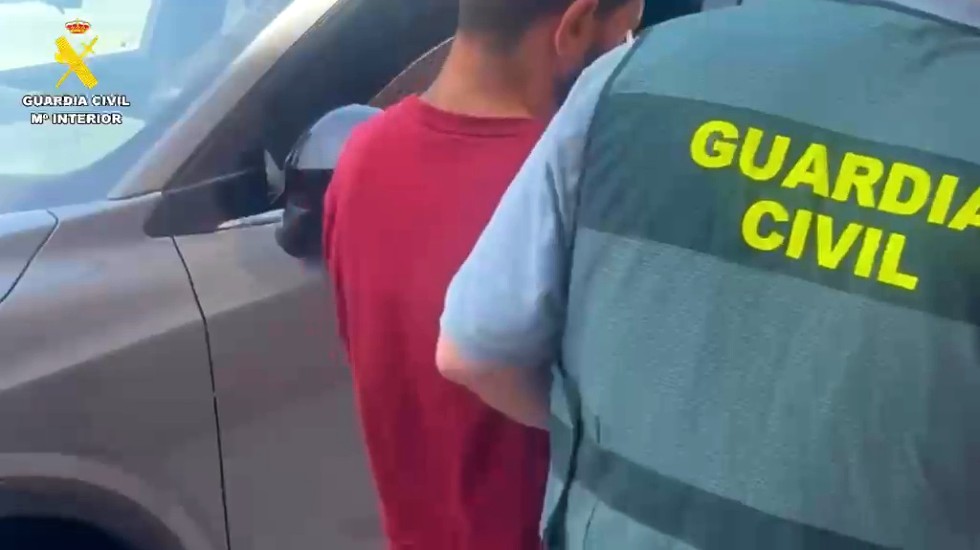 Uno de los detenidos por apropiarse del dinero de una anciana.