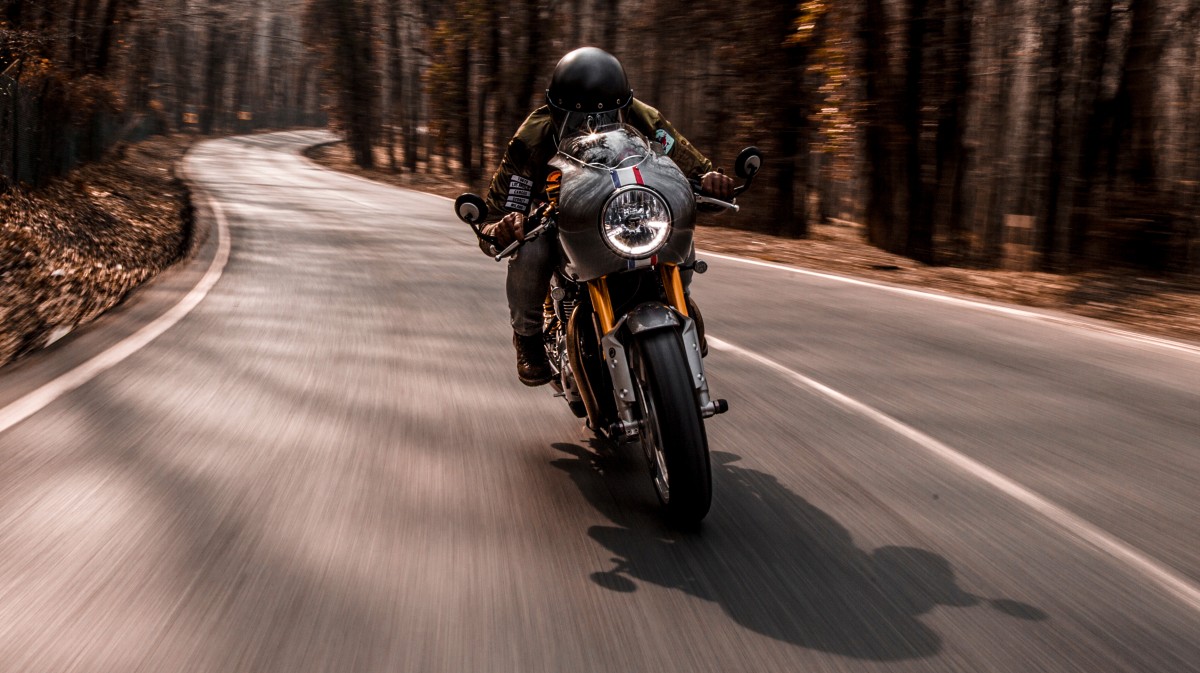 Imagen de archivo de un motorista en una carretera.