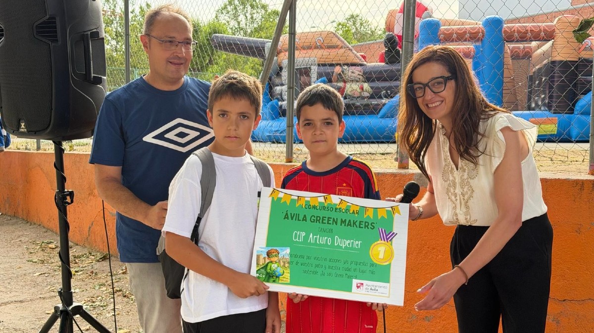 Un patio con huerto escolar, más zonas verdes y un gallinero
