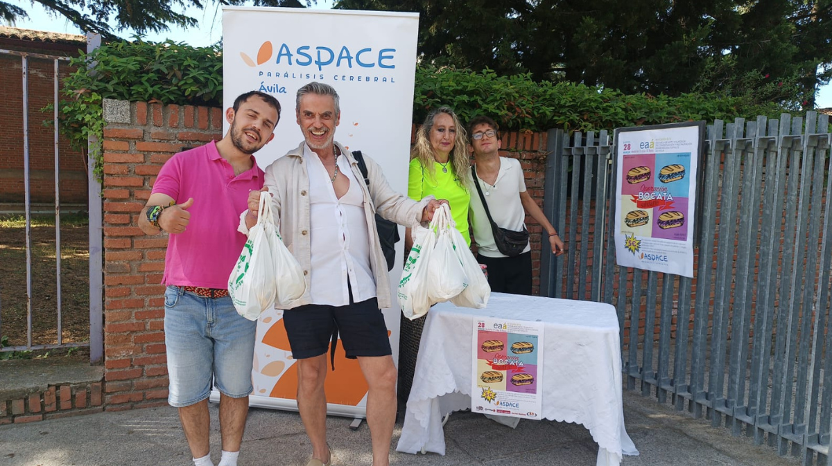Reparto de los bocadillos solidarios en el "stand" exterior de la Escuela de Arte de &Aacute;vila.