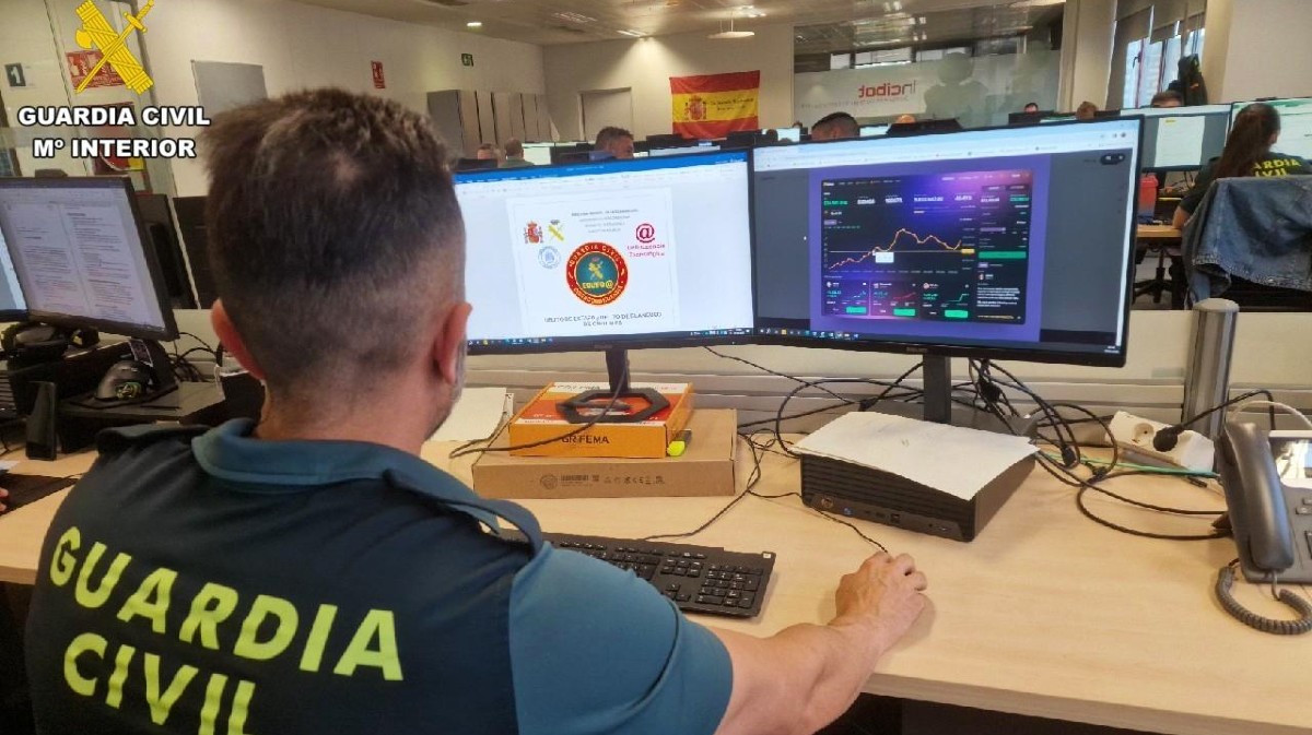 Agente de la Guardia Civil en una investigaci&oacute;n telem&aacute;tica.