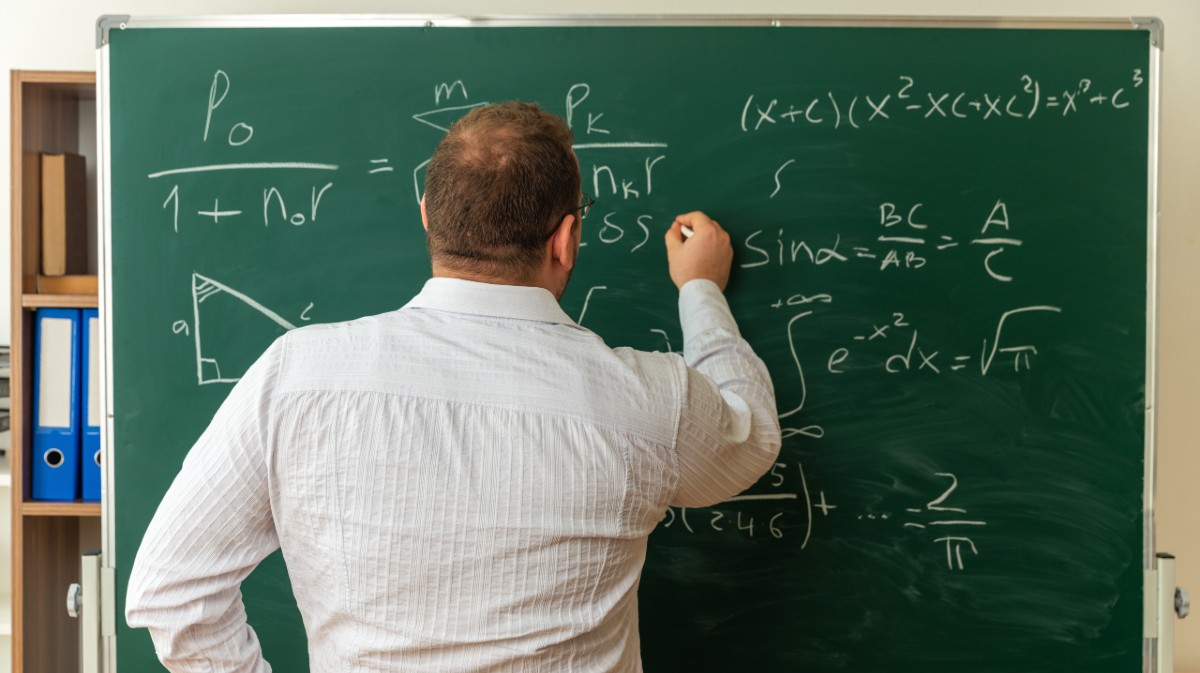 Imagen de archivo de un profesor explicando en un aula.