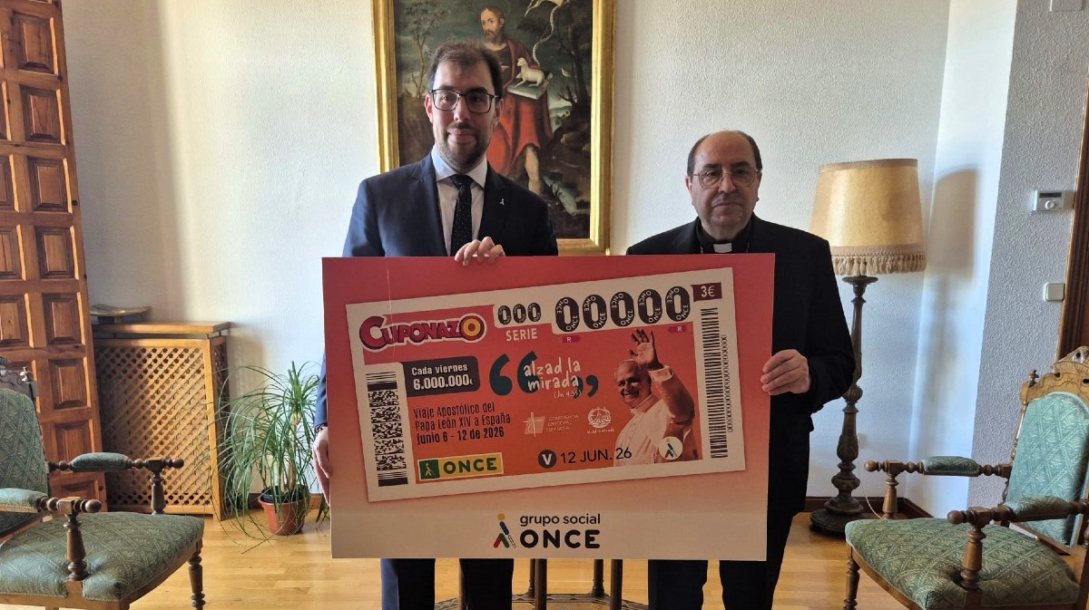 El obispo de &Aacute;vila recibe el Cuponazo de la ONCE con la imagen del papa Le&oacute;n XIV.