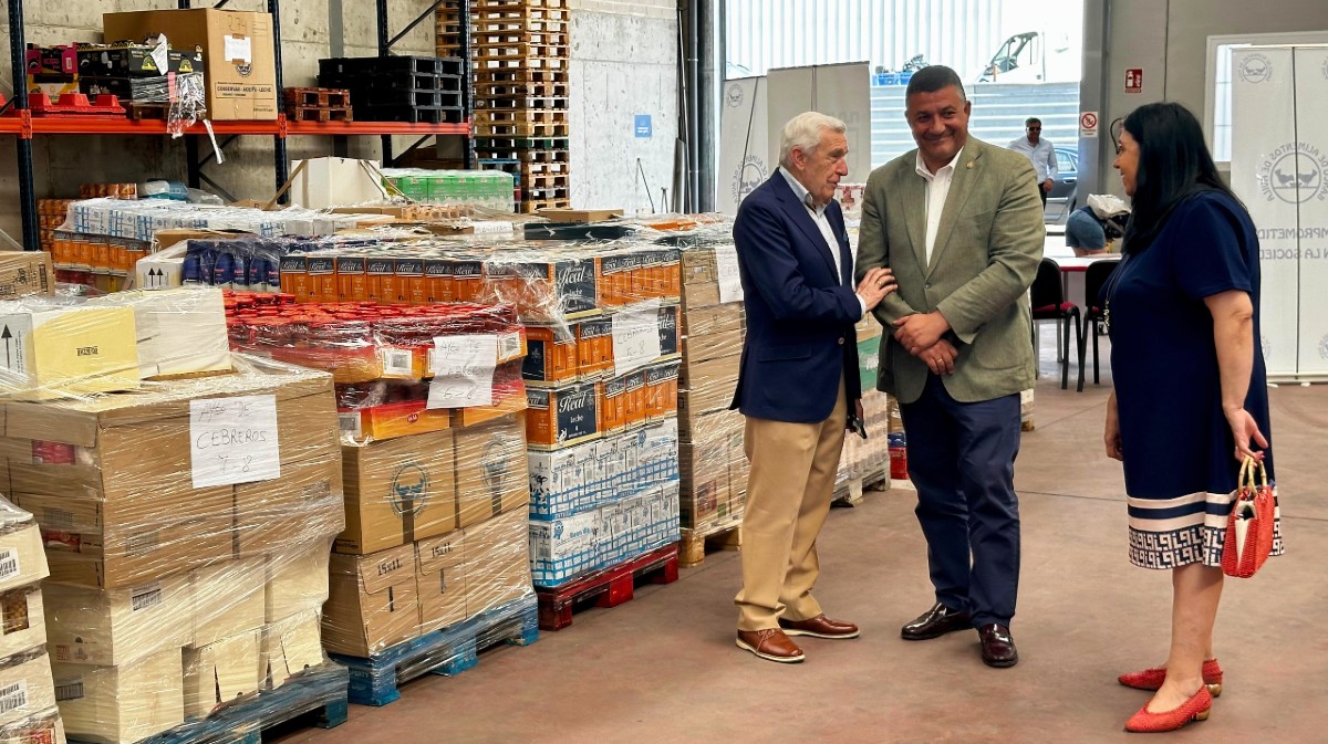 El presidente del Banco de Alimentos con el presidente y la vicepresidenta de Diputaci&oacute;n.