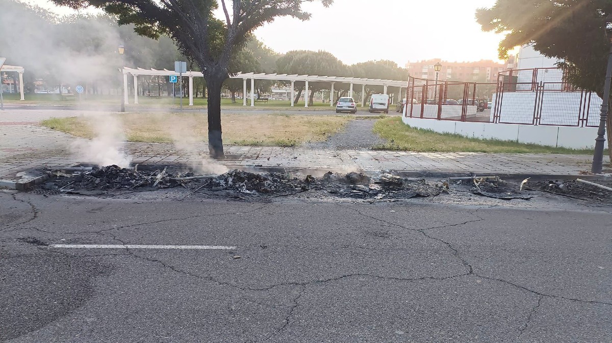 Restos de los contenedores quemados en la calle Igualdad.