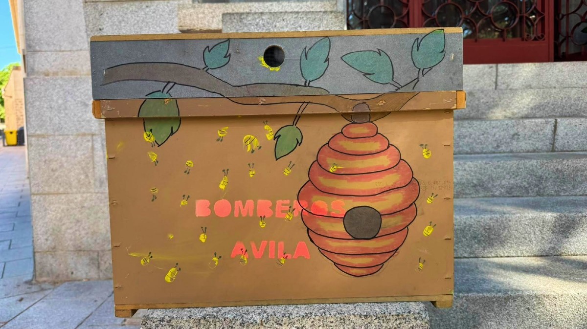 Caja para abejas pintada por alumbos del Colegio Sant&iacute;simo Rosario.