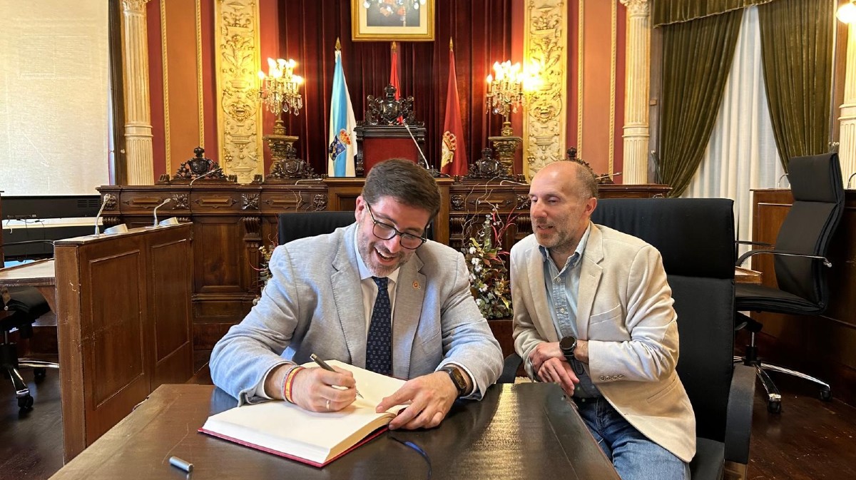 El alcalde de &Aacute;vila firma en el libro de honor del Concello de Ourense, ante su regidor, Gonzalo P&eacute;rez J&aacute;come.