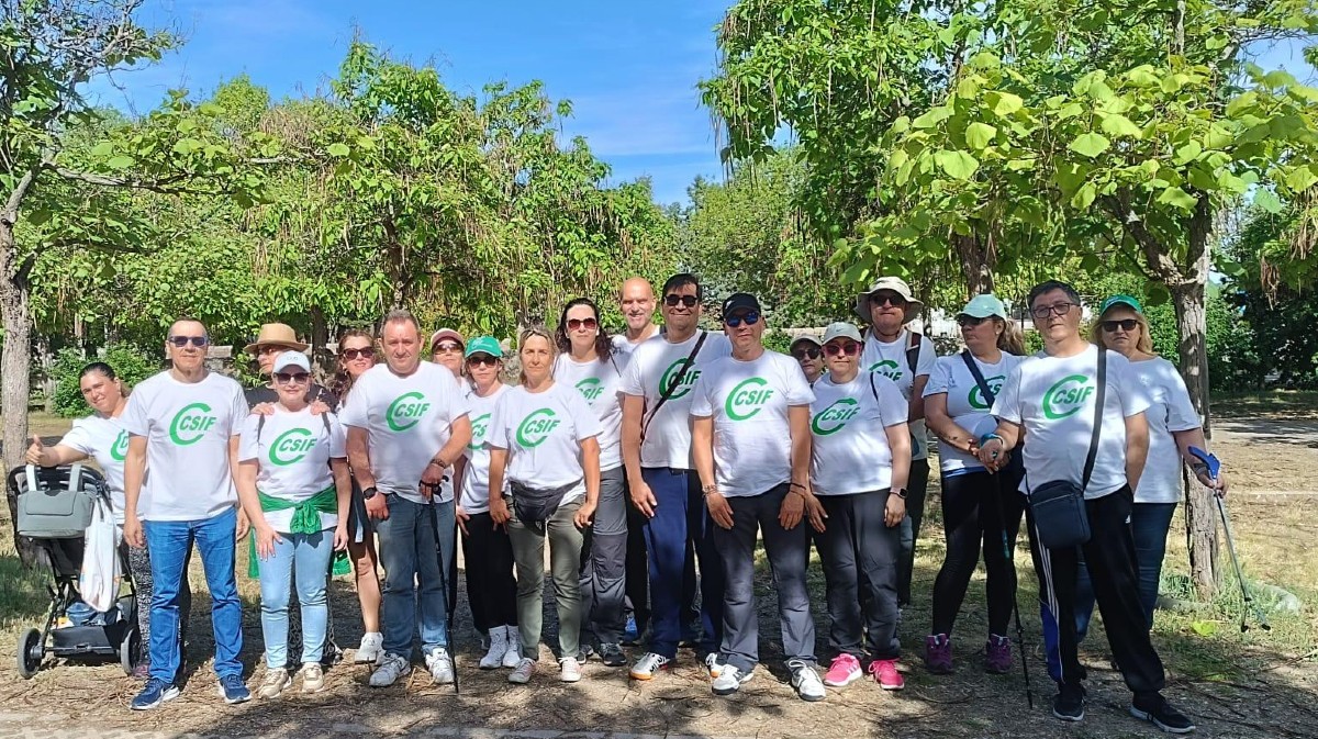 Voluntarios y liberados de CSIF recogen rediduos en El Soto.