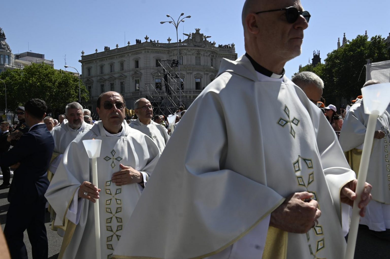 El obispo de &Aacute;vila, Jes&uacute;s Rico (izquierda), en la celebraci&oacute;n de la plaza de Cibeles.
